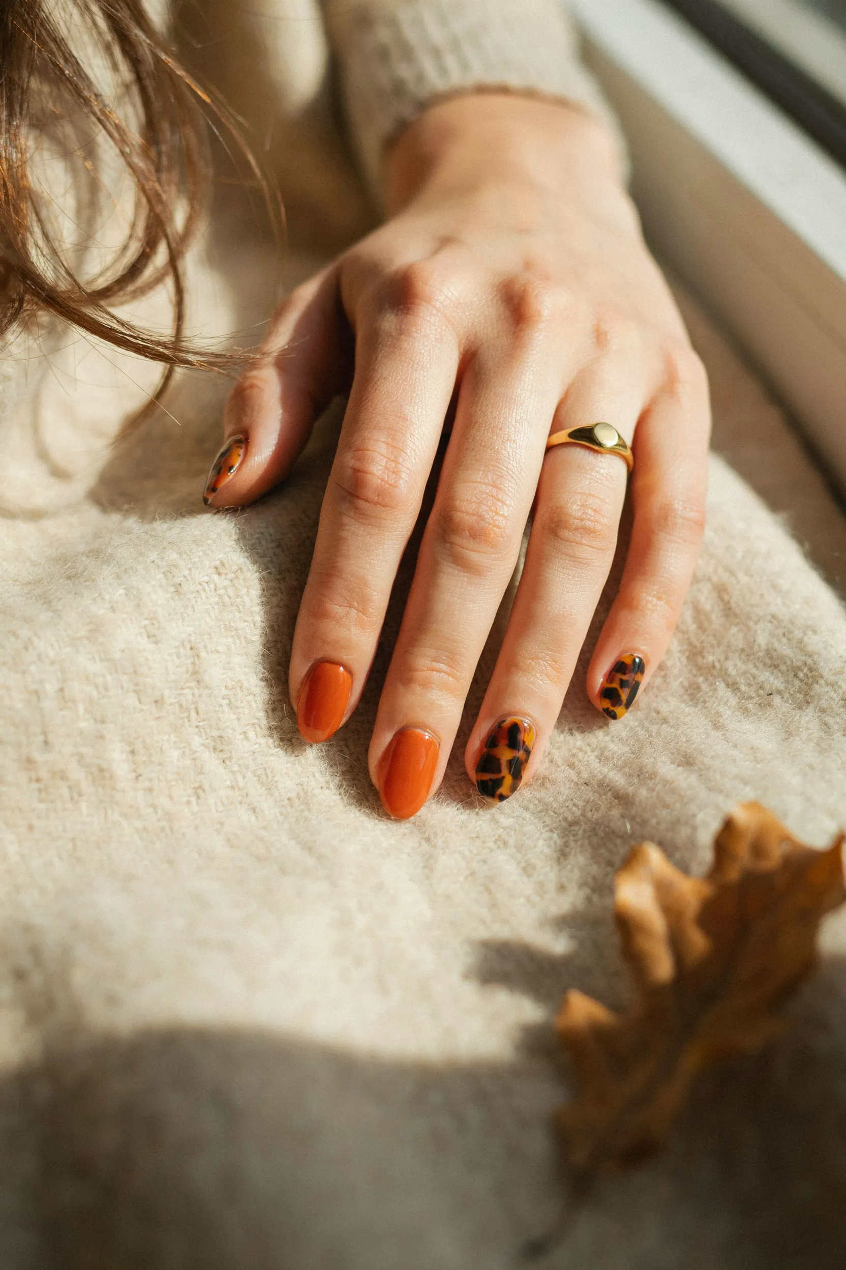 tortoiseshell accent nails